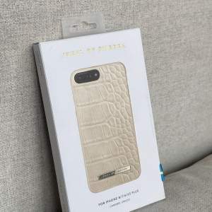 Helt oanvänt skal från Ideal of Sweden i modellen ”Caramel Croco” som passar till iPhone 8/7/6/6S PLUS. Kvar i originalförpackning.   Köpt för 399kr -> säljs nu för 100kr.