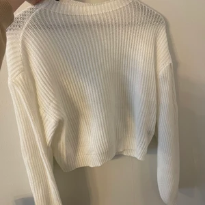 Stickad topp storlek S - Vit stickad tröja från shein storlek S. Säljes för 50kr plus frakt. 