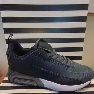 Skor - Moderiktiga sportskor med känsla av komfort och bra kvalitet , vi ligger inom bra priser