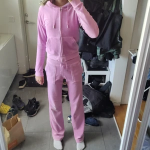 Juicy couture sätt  - Juicy couture sätt i fint skick, passar bra på mig som är 1,69, Ena detaljen på ett utan snöret är borta. Hela sättet är i Xs, Priset kan diskuteras!!