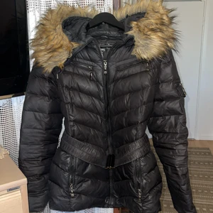 Hollies vinterjacka - Vinterjacka använd ett par gånger men är i god skick  Storlek 38/M men passar någon med storlek S Ej äkta päls