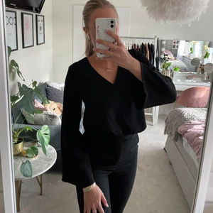 Svart blus - Snygg blus med utsvängda långa armar🖤 sitter så fint❣️