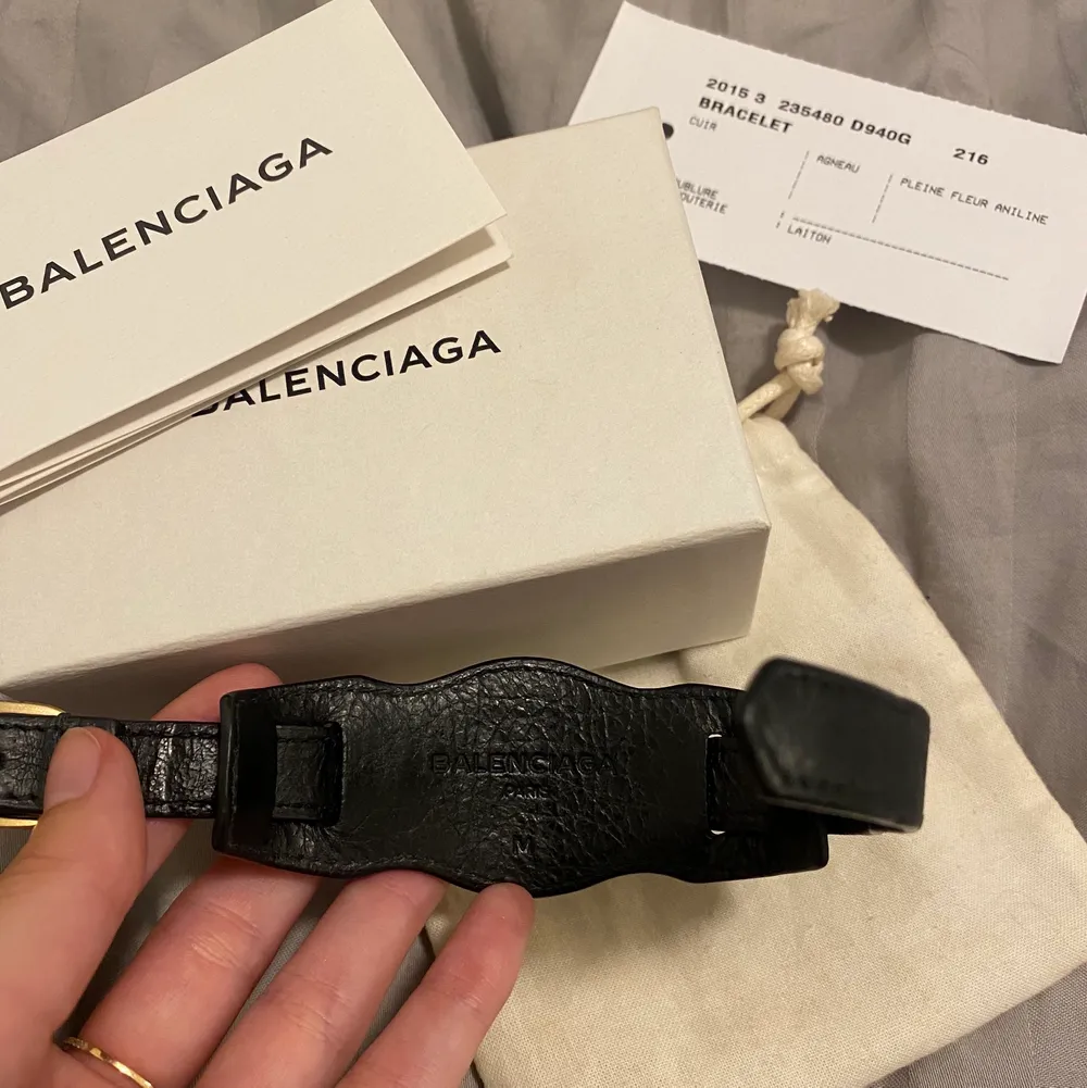 Svart läderarmband ifrån Balenciaga med gulddetaljer. Använd ett fåtal gånger, väldigt bra skick!♥️♥️ pris kan diskuteras vid snabb affär. Accessoarer.
