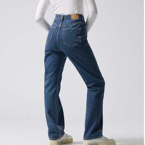 Rowe jeans passar mellan 36/38 längden är 30 sitter över en bit över ankeln på mig som är 164 ( inte samma färg som första bilden, men samma modell) 