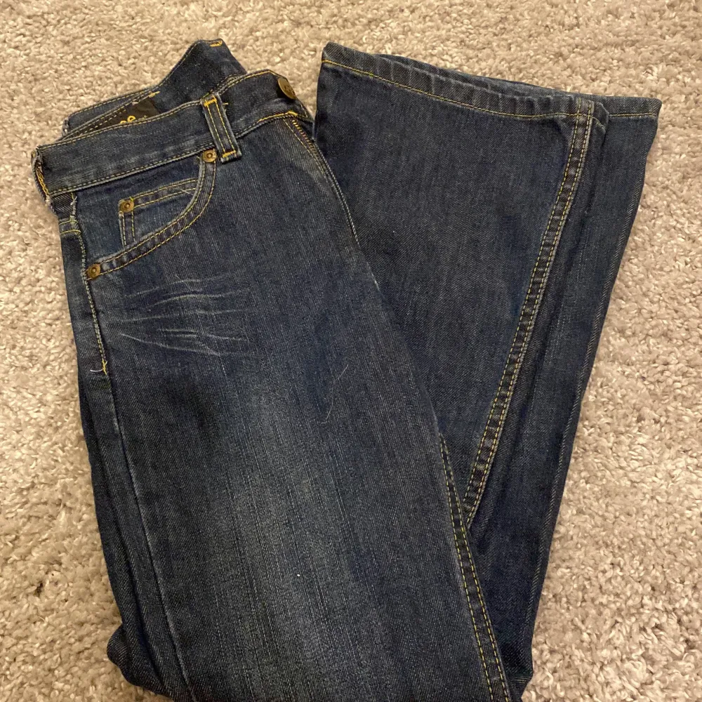 Dom här byxorna är i size  09 och är i väldigt bra skick, jag har använt dom 1 gång ,säljer för att jag inte använder dom så mycket. . Jeans & Byxor.