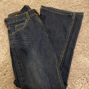 Ett par Lee jeans  - Dom här byxorna är i size  09 och är i väldigt bra skick, jag har använt dom 1 gång ,säljer för att jag inte använder dom så mycket. 