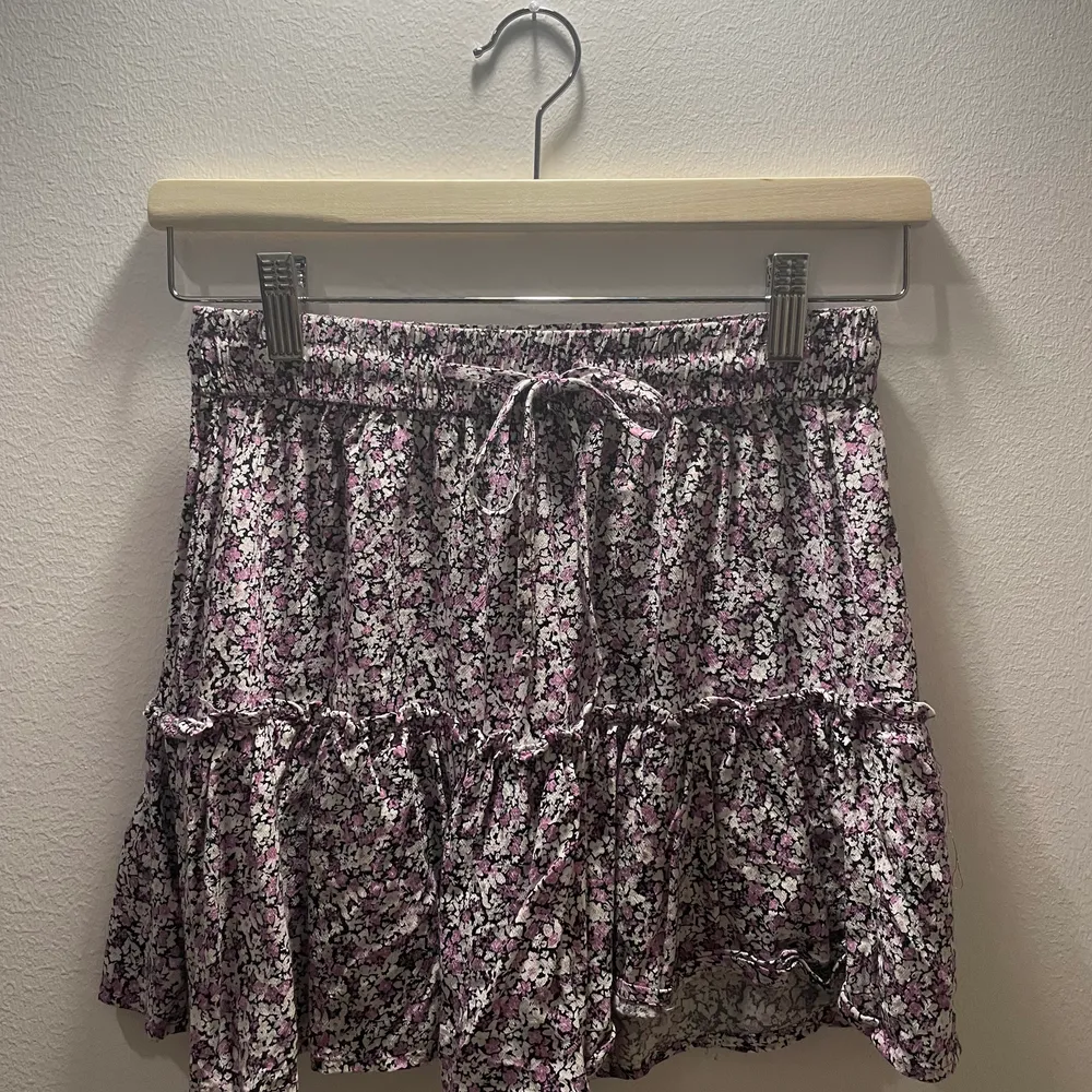 En jättefin blommig volang kjol från zara med inbyggda shorts:). Kjolar.