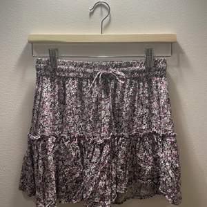 En jättefin blommig volang kjol från zara med inbyggda shorts:)