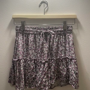Volang kjol  - En jättefin blommig volang kjol från zara med inbyggda shorts:)
