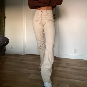 Jeans  - Bootcut jeans från stradivarius i cremevit färg. Rawcut med en liten slit på utsidan. Säljer då de är alldeles för långa för mig och blir för höga i midjan. Väldigt stretchiga och sköna. Passar någon 165+
