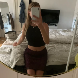 Blommig kjol - Skitcool kjol i ett mörkröd/lila blommönster med svart tyll över. Köpt på secondhand😇