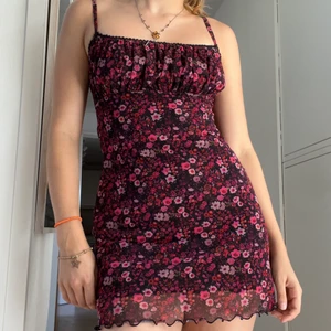 Blommig kortklänning - En supergullig kortklänning från Urban Outfitters! Har smått uppsydda axelband som man enkelt kan sprätta upp. Jag är 162 cm. Jag strl S så jag brukar ha den över ett par byxor vilket passar perfa inför hösten💗💗Stretchigt tyg + bra skick!!