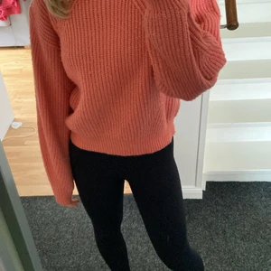 Stickad tröja - säljer denna super fina stickade tröjan, i storlek S!! knappt använd, säljer då den inte kommer till användning💕 (köparen står för frakt) jag 