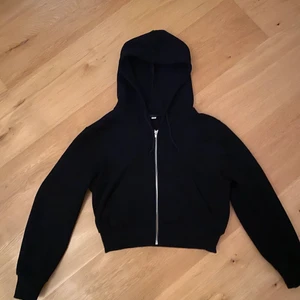 Huvudtröjor&träningströjor - En svart munckjacka. Från shein, säljer för 150 kr