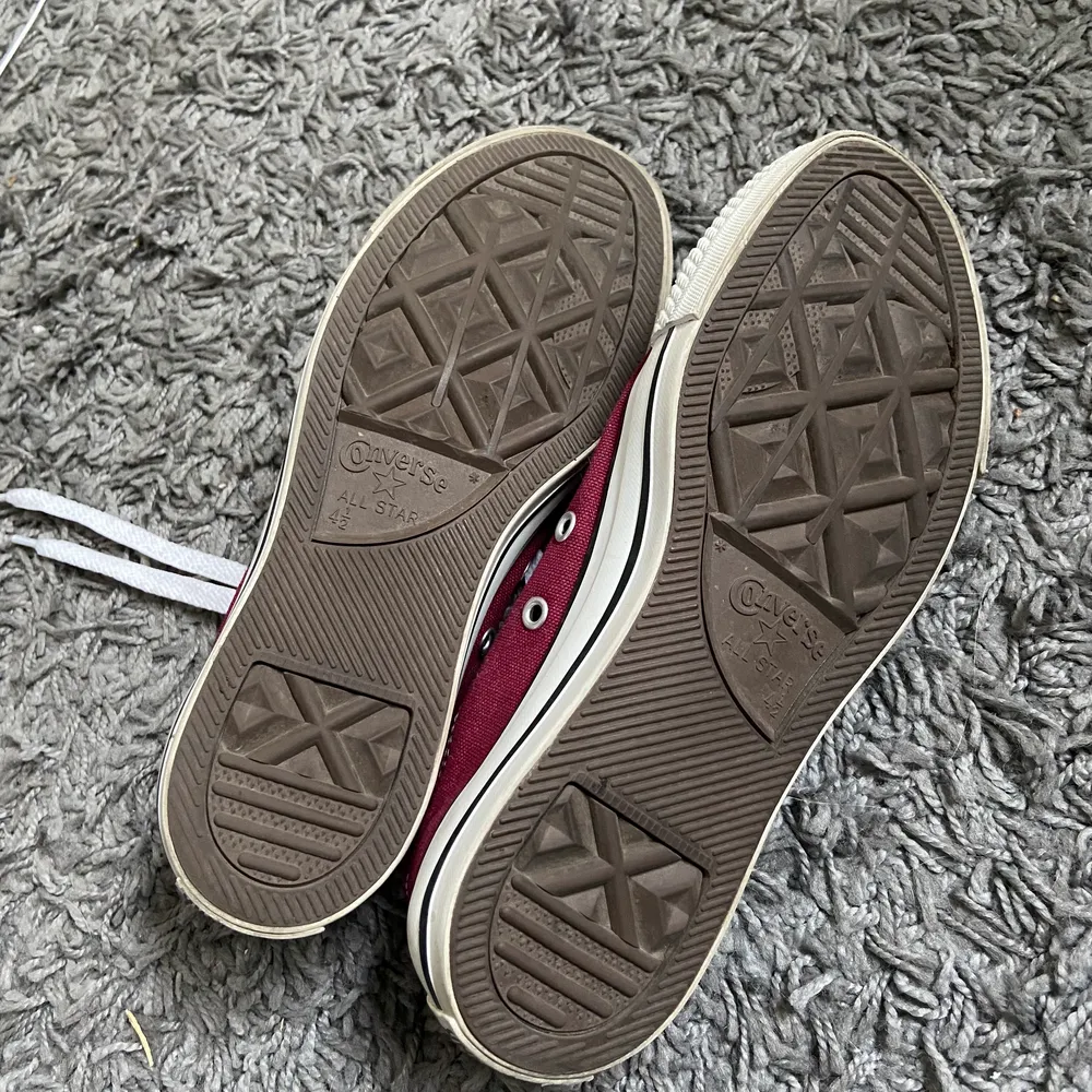 Snygga vinröda converse❤️ Storlek 37. Använda ett fåtal gånger.. Skor.