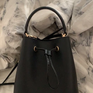 Väska - Säljer nu min Micheal Kors väska då den inte kommer till användning, man kan ha den både på axeln, bara hålla i den men också som en vanlig handväska. Väska är inköpt för 1569kr❤️