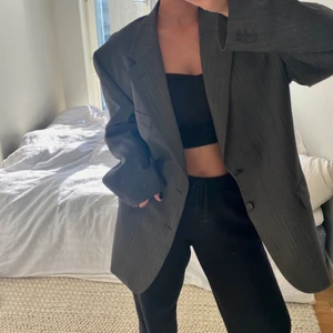 Oversized kavaj - Säljer denna super coola grå randiga oversized kavajen. Passar för den som gillar när den ska vara snäppet större! Säljs för 199kr +frakt