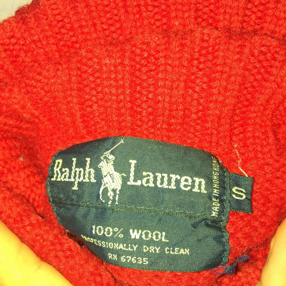 Röd stickad tröja från Ralph Lauren med snygg skinn-detalj. Mycket varm och skön, storlek S men passar mig som ofta har L/M GALANT! ✨. Stickat.