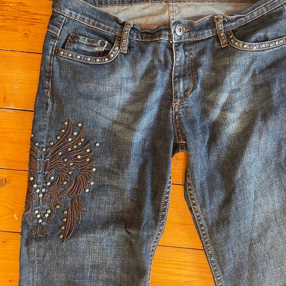 Mid/Lowwaist bootcut jeans som inte kommer till användning längre💕💕 Midja: 42cm Innerben: 74cm Har nästan aldrig använt så de är i perfekt skick🤍🤍. Jeans & Byxor.