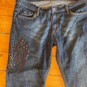 Mid/Lowwaist bootcut jeans som inte kommer till användning längre💕💕 Midja: 42cm Innerben: 74cm Har nästan aldrig använt så de är i perfekt skick🤍🤍