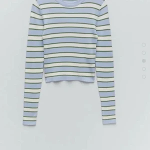 Randig tröja - Säljer denna randiga tröja från zara. Köptes förra våren och kommer inte till användning längre. Har ett super litet hål, har sytt ihop det och är absolut inget som syns. 