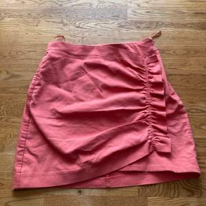 Super söt rosa kjol från zara i storlek xs.