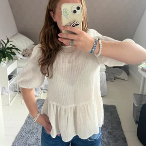 Blus  - Söt blus med puffärm ifrån hm!!