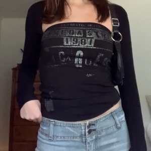 Bolero - 🖤 KLICKA INTE på köp nu, kontakta mig vid intresse! 🖤 Svart bolero/kofta som passar bra till tubtopp, från märket 77th Flea! Säljer alltså inte toppen på bilden