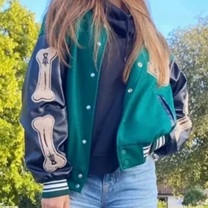 Höstjackan - Sjukt snygg varsity jacka! Köpte den förra hösten och har inte använt så mycket, så skicket är väldigt bra.❤️ Priset kan diskuteras!