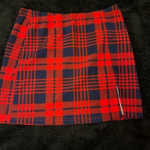 Röd kjol - Jättefint aldrig använt kjol, i fint skick.