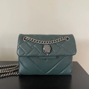 Kurt geiger väska  - Säljer denna superfina gröna Kurt geiger väska köpt från Zalando för 1900. Den här några små slitningar därför säljer jag den för 1150.