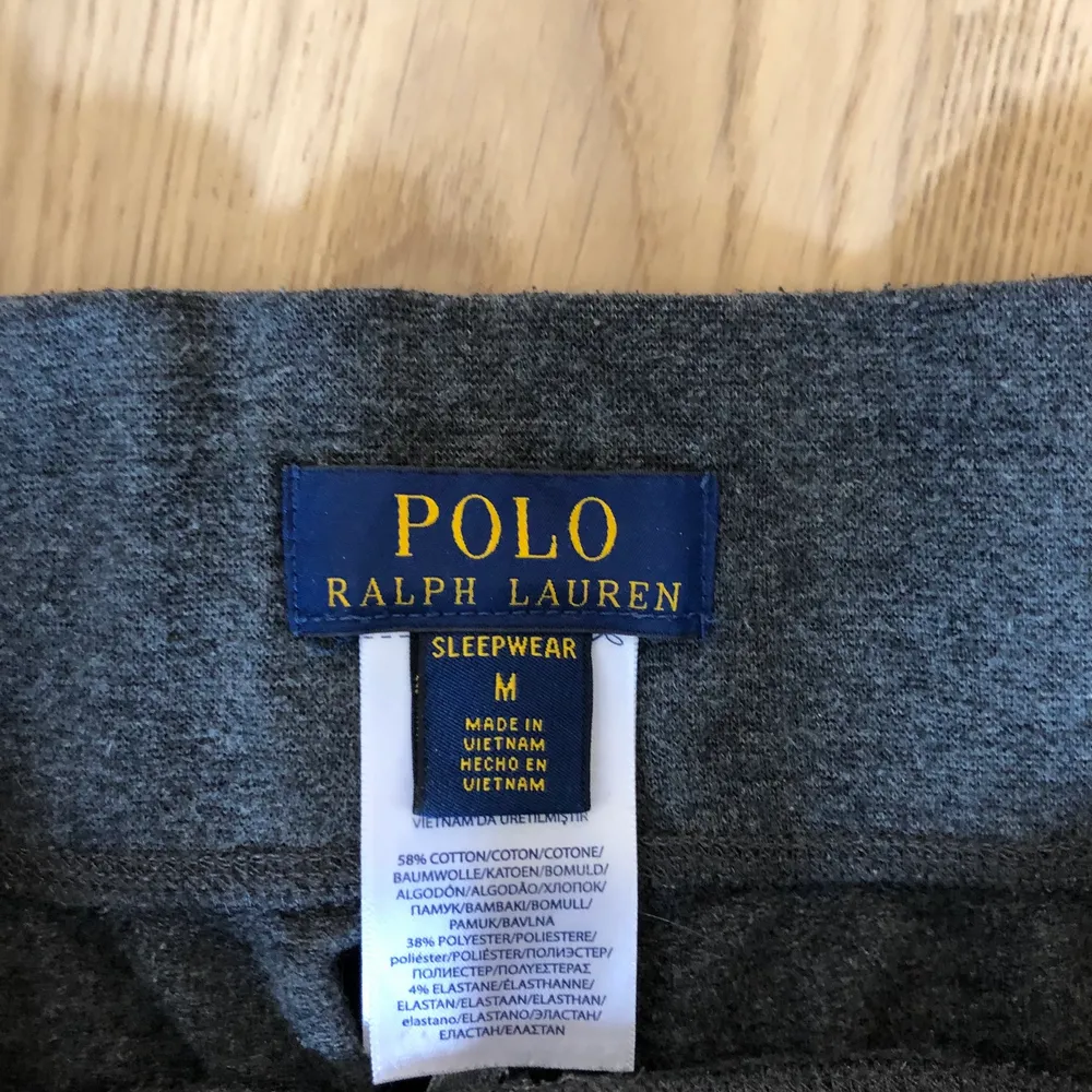 Fina gråa Polo mjukisbyxor som inte har använts mycket alls. Är i bra skick size M. Står sleepwear men använts som sköna mjukisbyxor. Säljer för att de inte passar längre.. Jeans & Byxor.