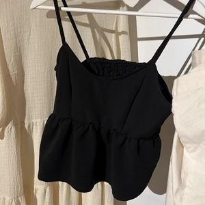 Svart topp - Svart topp från BikBok, strl L men sitter som strl M. Väldigt fint och perfekt till fest!!