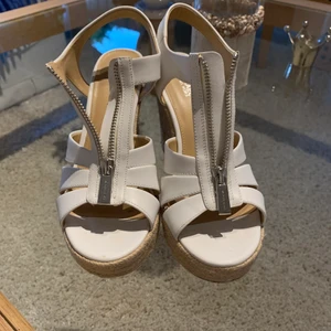 Michael Kors kilklackar - Helt oanvända kilklackar från Michael Kors! Säljer pga fel storlek. De är helt oanvända!