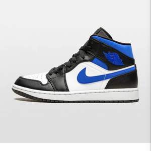 säljer mina air jordan 1 ”white racer blue” mid i storlek 42,5. nästan helt oanvända och i bra skick. nypris 2799kr. köparen står för frakten😊