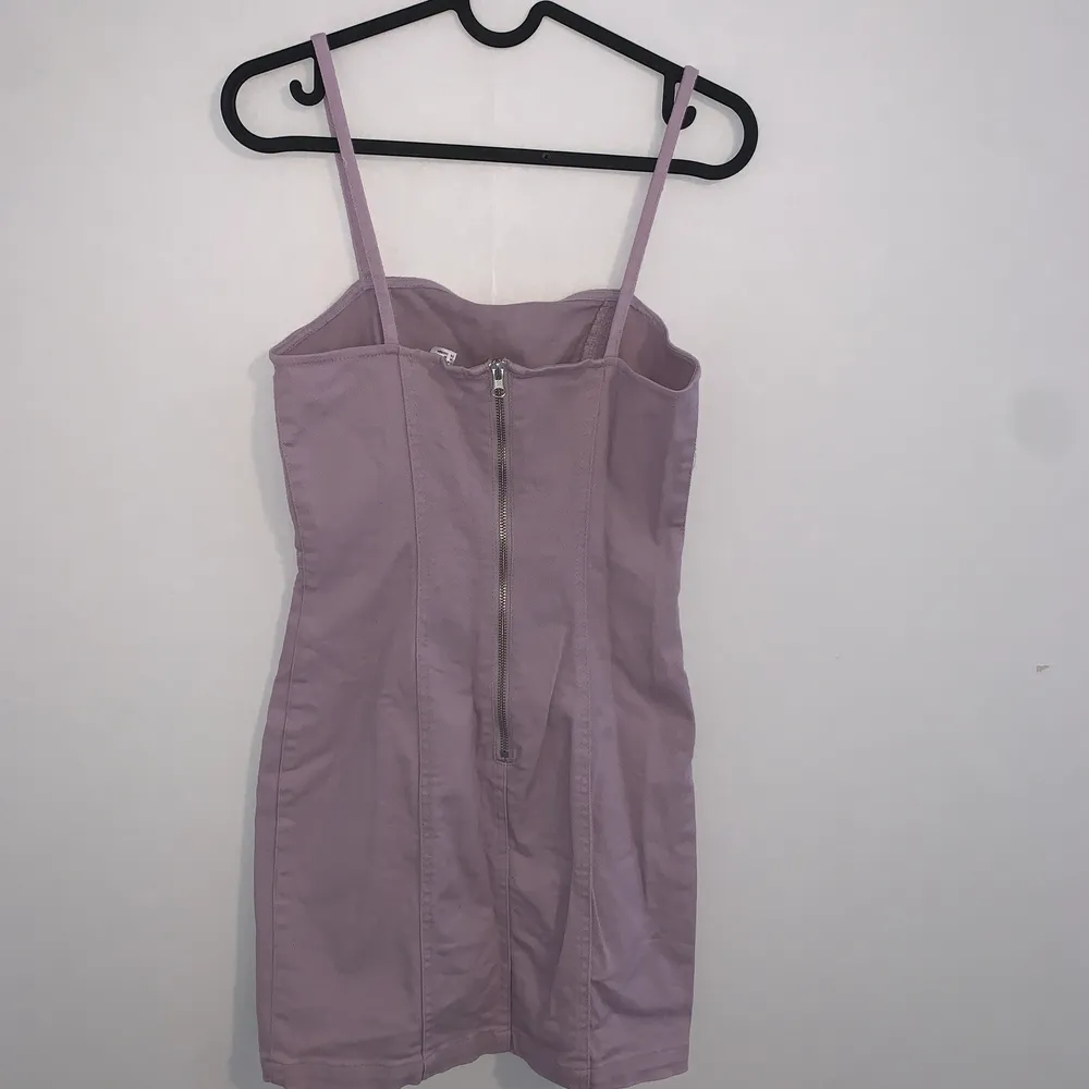 Tight fitting lilac denim dress with a zip up back, very comfortable and good length, great condition. Size 38 but runs small, fits more like a 36 or 34. Klänningar.