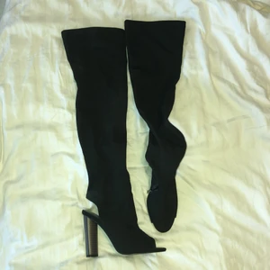 Klackskor  - Klackskor från Truffle Collection i storlek 39. De är helt nya och oanvända. Öppen tå och häl. Pris kan diskuteras.