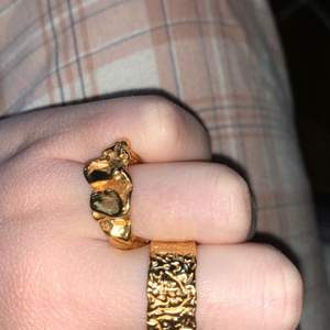 2 justerbara ringar som är guld planterade. Köpte 2 föe 169 och nu kommer dem tyvärr inte till användning något mer… såå fina ringar! Säljer båda 2 för 120 med frakt inräknat. 
