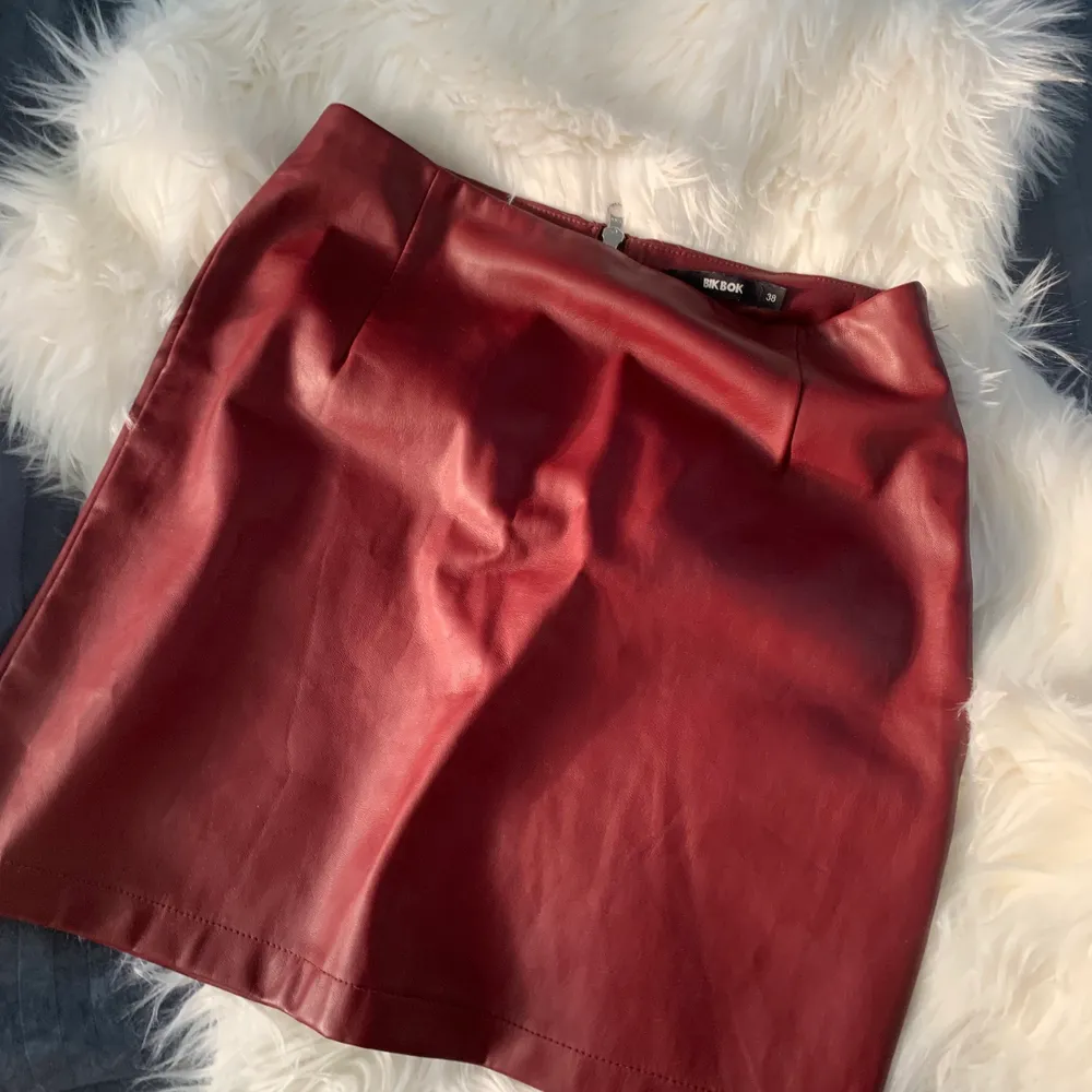 Röd kjol i skinnimitation som är köpt hos BIKBOK, bra skick, som ny. 250kr inklusive frakt! 😍. Kjolar.