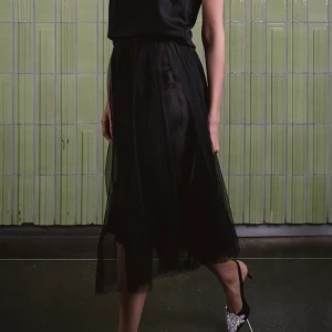 Lång Svart Tyllkjol  - Svart lite längre tyllkjol💓Köpt för 800kr på Raglady by Tara för några år sen⭐️Sitter fint och passar för XS-M Skriv vid intresse✨