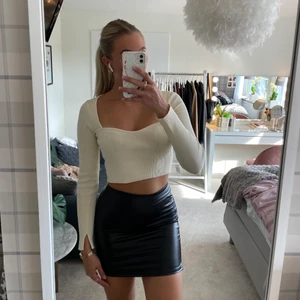 Skinnkjol - Snygg kjol från shein i skinnimitation. En modell som går att användas som low Waist eller sätta den högre upp i midjan❣️