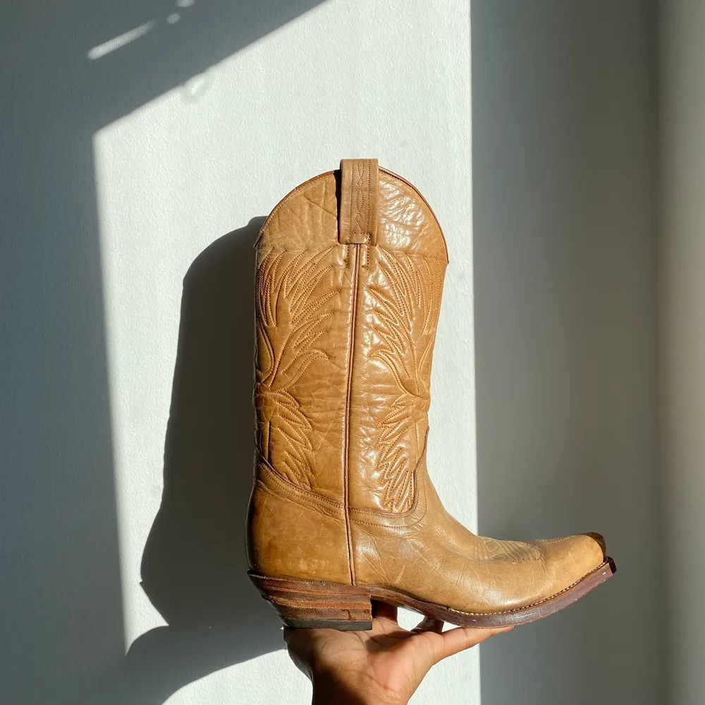 Klassiska cowboy boots i bra och charmigt bruksskick. Nypris: ca 3400kr  Säljer pga för små för mig tyvärr🥹   Står strlk 38 men skulle säga att de är lite små i storleken . Skor.