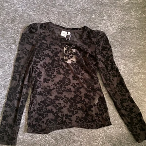 Blommig mesh tröja - Söt tröja till finare tillfällen. Oanvänd☺️