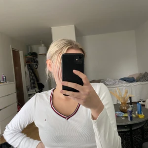 Tommy Hilfiger tröja - En fin Tommy Hilfiger tröja som är köpt i USA, säljer den då den tyvärr inte kommer till användning längre. Jättefin och skönt material🤍