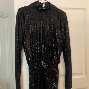 Klänning  - Klänning köpt från nelly förra året. Använd en gång. Jätte bra passform och skön. Säljer på grund av ingen användning.