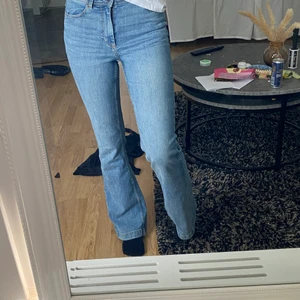 Jeans  - Säljer ett par utsvängda jeans i jätteskönt material, är 170cm som referens och jeansen går ner till marken🤎