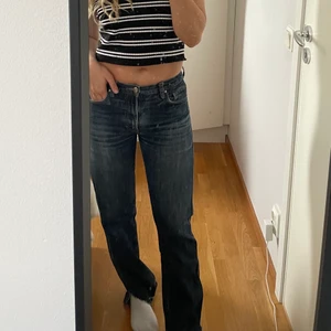 Lågmidjade jeans  - Ett par lågmidjade jeans med slit, för långa på mig som är ca 161 så skulle säga att dom passar någon som är över det men max 170, super sköna. Vid långa intresserade blir det budgivning 