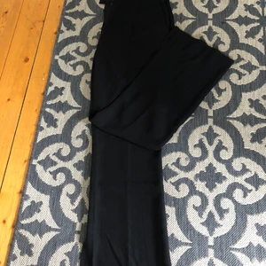 Kostymbyxor  - Ett par snygga kostymbyxor m slits! Använda en gång! En knapp e sönder men de går att använda som vanligt! Säljer pga att de sitter för tajt! Strl 42!