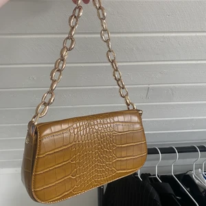 Baguette väska - Zara - Säljer denna jätte snygga baguette väska från zara! Den som i ny skick och rymlig. Perfekt till sommaren!❣️❣️