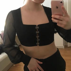 Bohoo topp - Svart tight topp med korsett liknande byst del och balkong armar, använt 2 gånger 